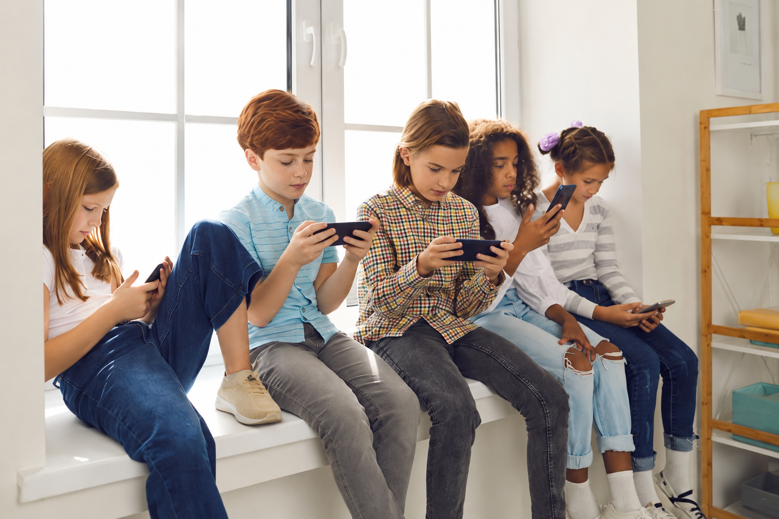 Fünf Kinder nutzen Smartphones und Tablets